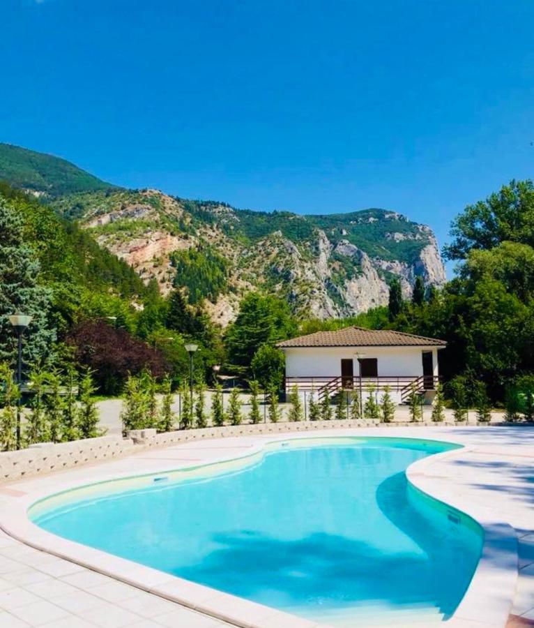 Hotel La Ginestra Acqualagna Eksteriør bilde