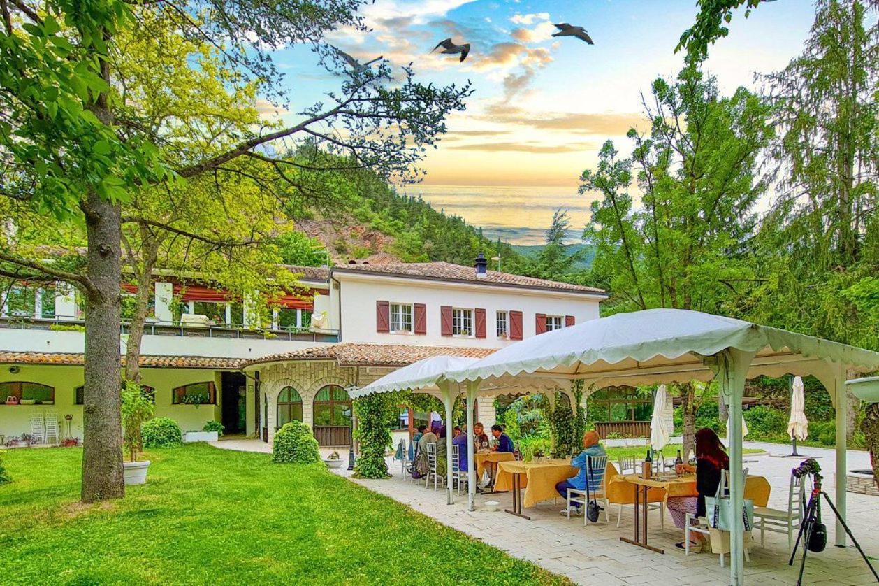Hotel La Ginestra Acqualagna Eksteriør bilde
